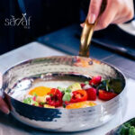 ظرف سرو گرد تخت دسته برنجی 18 سانت استیل چکشی هندی (یک عددی)